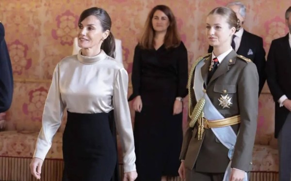 La Reina Letizia y la Princesa de Asturias en el desfile de la Pascua Militar