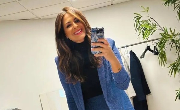 Nuria Roca nos deslumbró en su vuelta a La Roca con un traje de lurex azul eléctrico de la firma de baño española BO STAR.